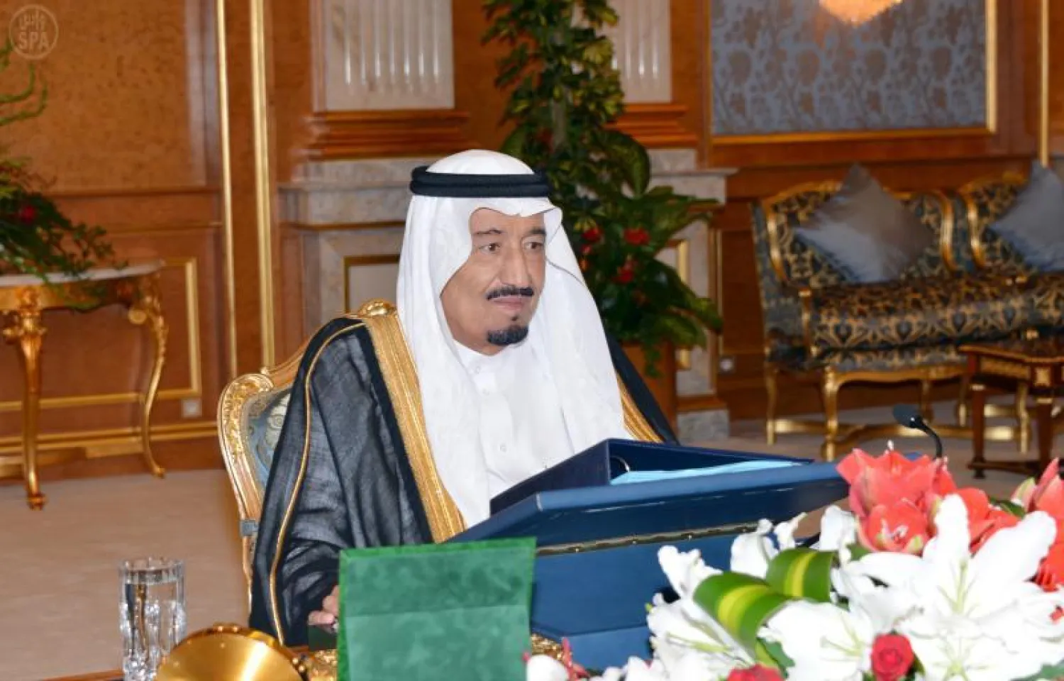 الأمير سلمان لدى ترؤسه جلسة مجلس الوزراء المنعقدة اليوم في مدينة جدة