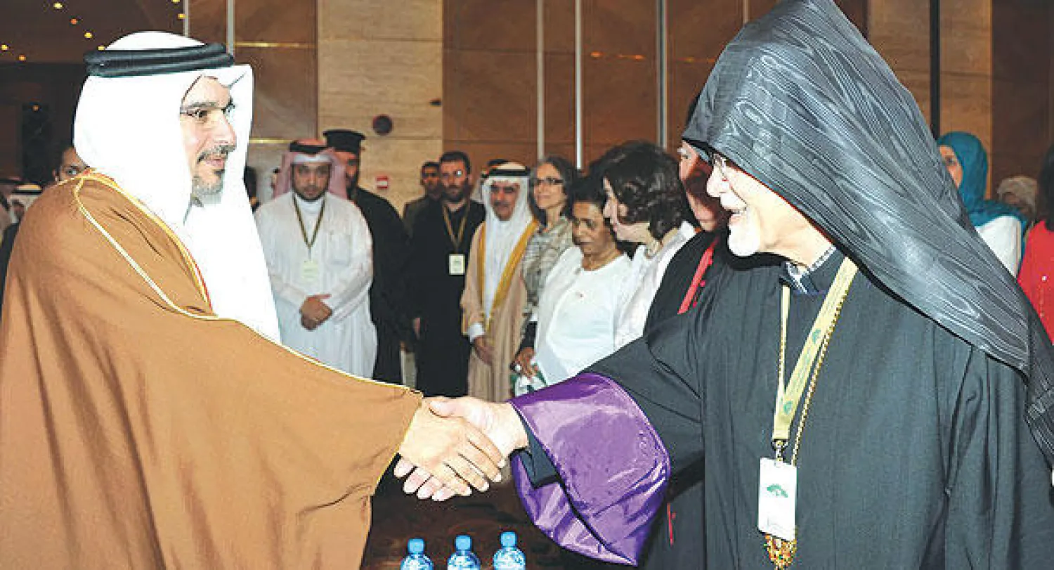 ولي العهد البحريني يصافح أحد المشاركين في مؤتمر الحضارات في المنامة أمس («الشرق الأوسط»)