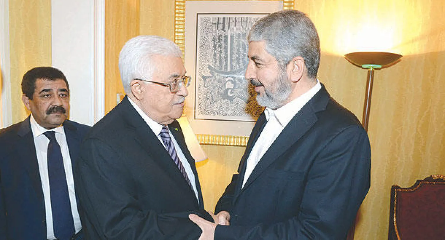 الرئيس الفلسطيني محمود عباس ورئيس المكتب السياسي  لحركة حماس خالد مشعل لدى لقائهما في الدوحة أمس (رويترز)