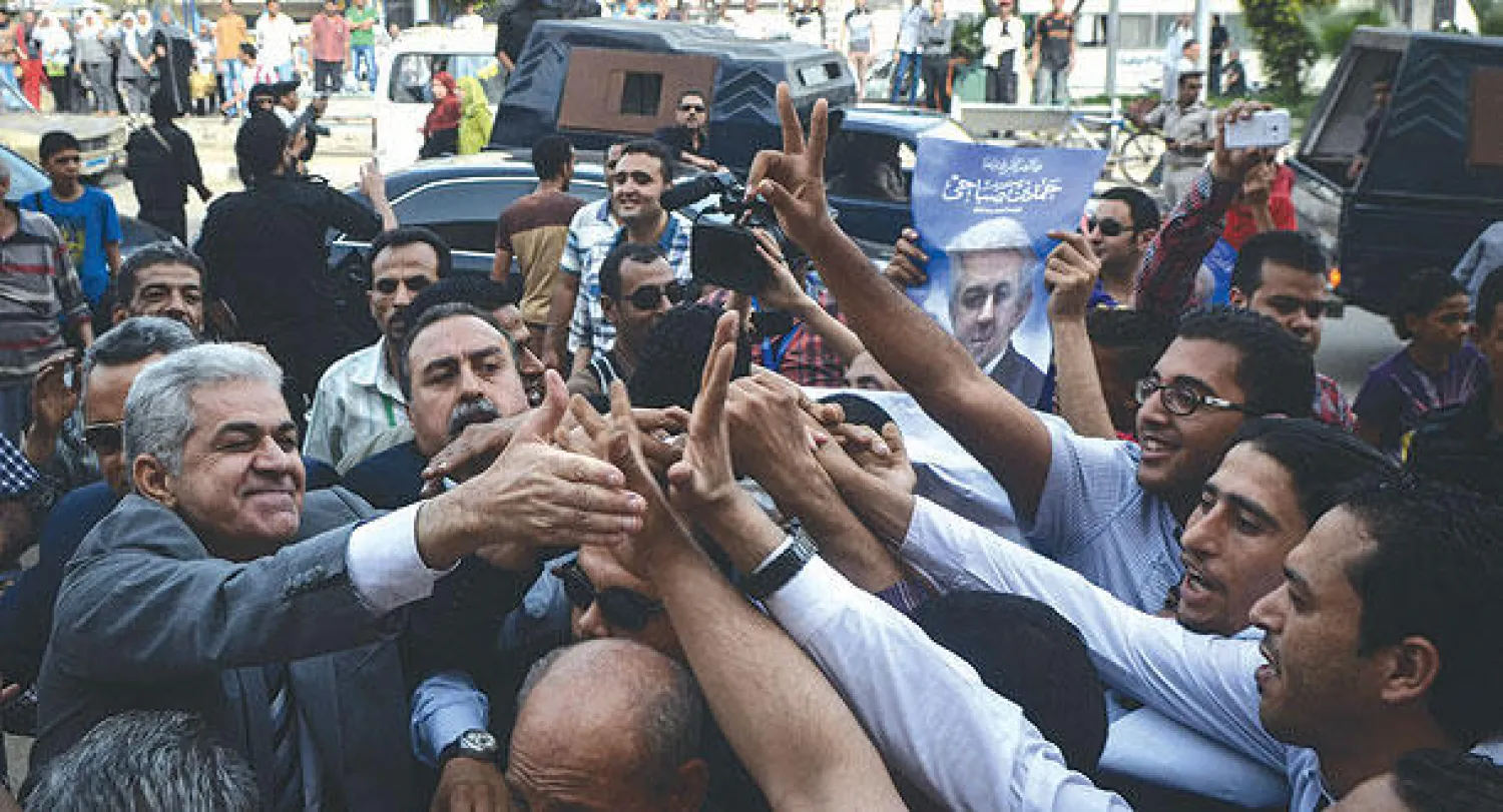 مرشح الرئاسة المصري حمدين صباحي يحيي مؤيديه خلال جولة ميدانية بمحافظة المحلة شمال العاصمة أمس (أ.ف.ب)