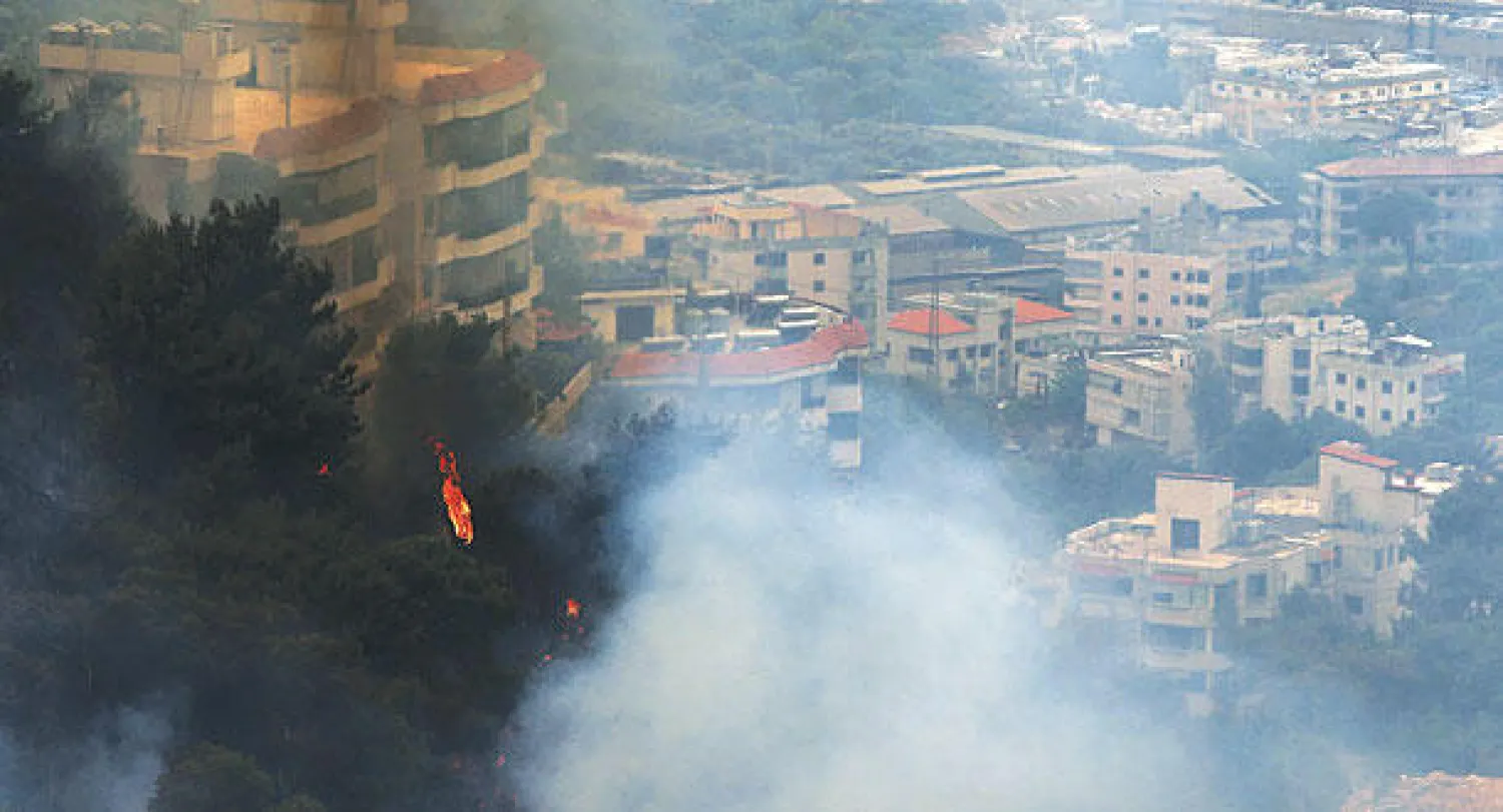 جانب من الحريق الذي اندلع في منطقة بعبدا جنوب شرق العاصمة بيروت أمس (أ.ف.ب)