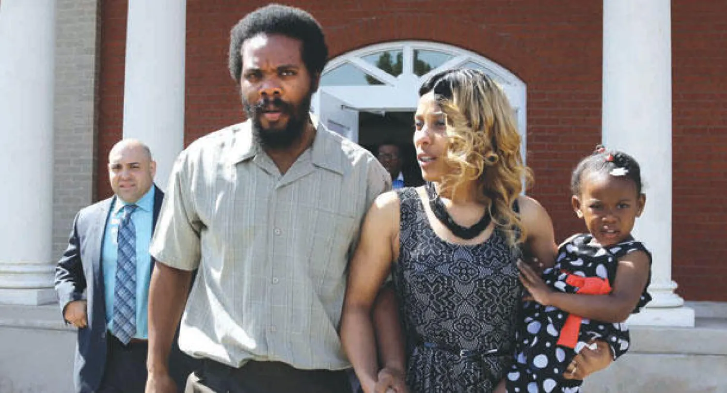 مايك أندرسون مع زوجته وطفلته خارج المحكمة (أ.ب)