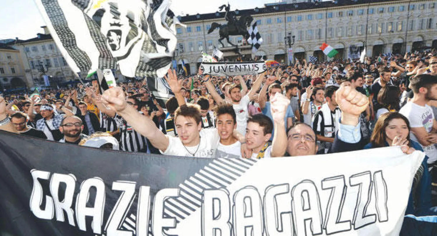 جماهير يوفنتوس احتشدت في تورينو للاحتفال بفوز فريقها بالدوري للعام الثالث على التوالي (إ.ب.أ)