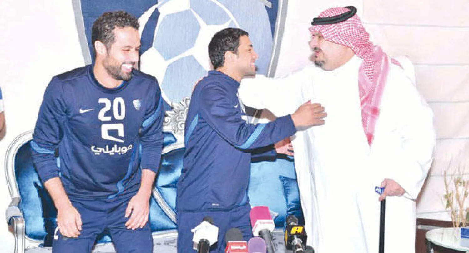 الأمير عبد الرحمن بن مساعد يهنئ الشلهوب بعد توقيعه العقد الجديد