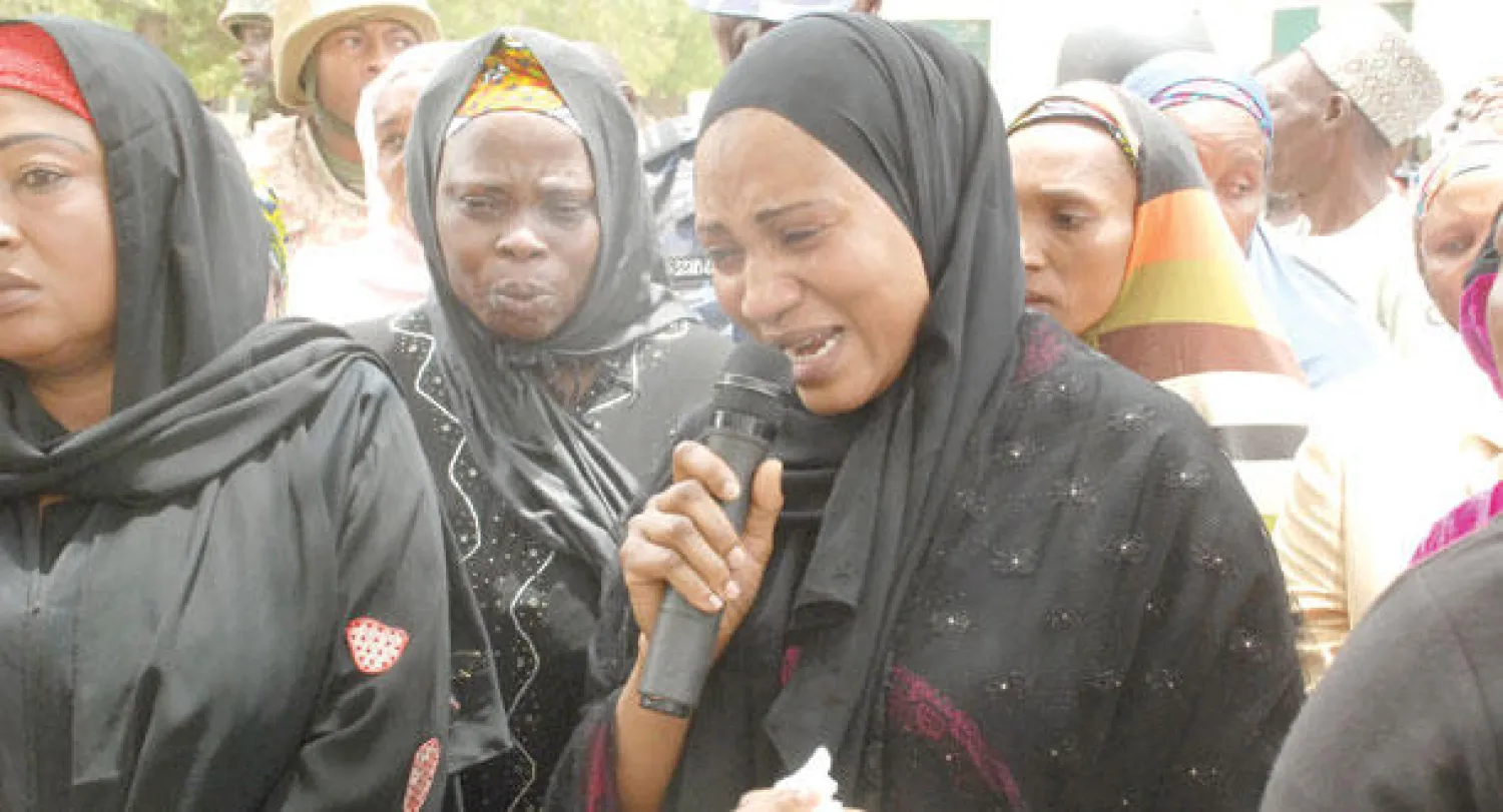 نانا شيتيما زوجة حاكم ولاية بورنو النيجيرية تبكي الاثنين الماضي أثناء حديثها داخل ثانوية شيبوك التي خطفت منها التلميذات (أ.ب)