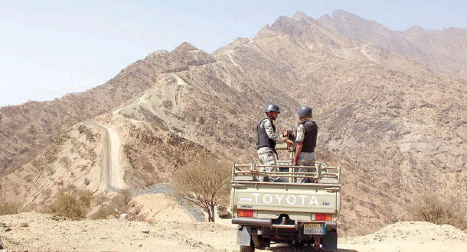 دورية تابعة لحرس الحدود تنفذ جولة تفتيش في قطاع الدائر التابع لمنطقة جازان على الحدود المتاخمة لليمن (تصوير: خالد الخميس)