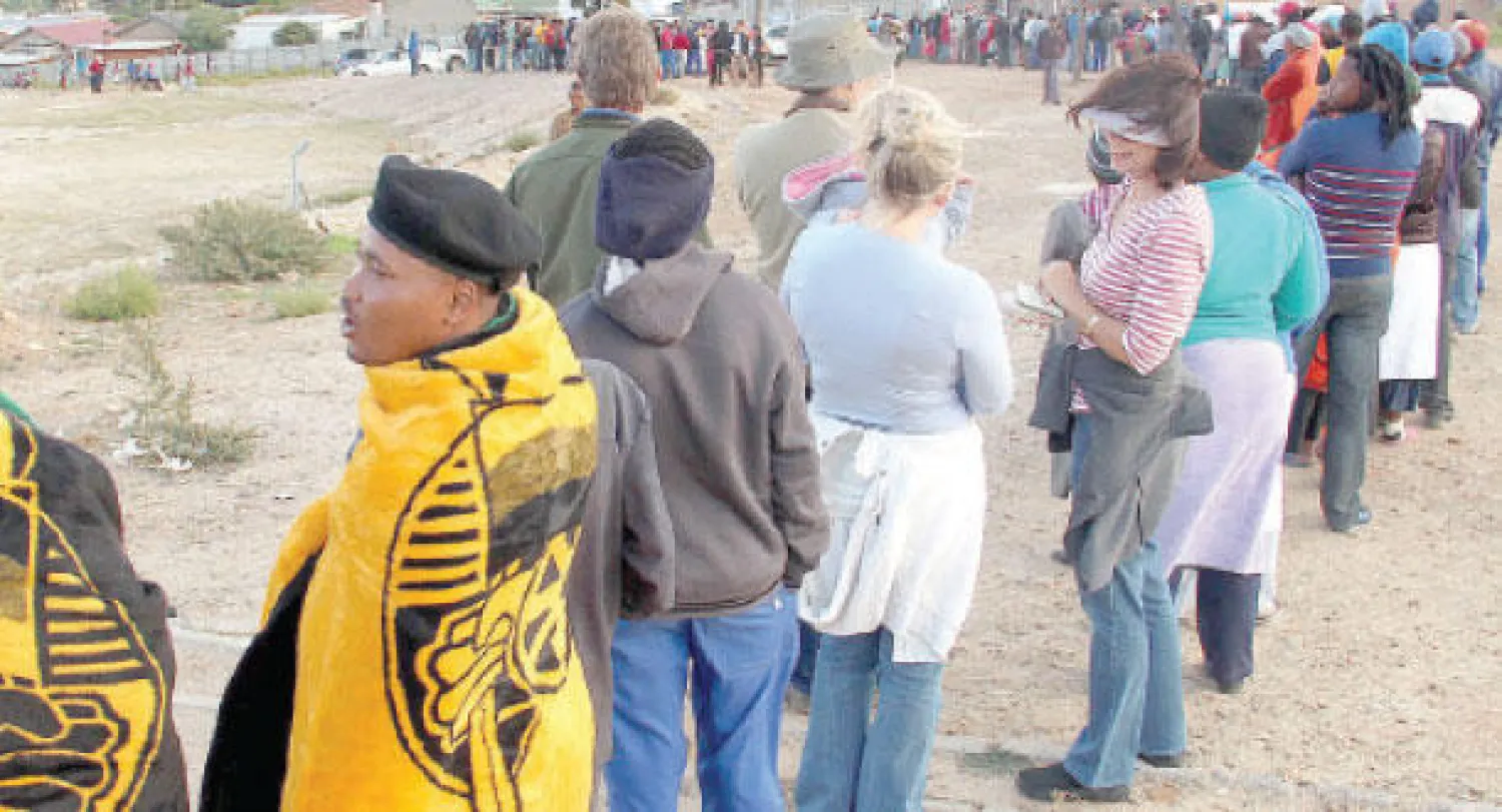 سكان ينتظرون للتصويت في دي دورنز بمقاطعة كيب الغربية في جنوب أفريقيا أمس (أ.ب)