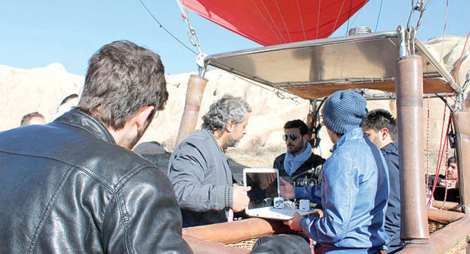 ماجد المهندس لحظة صعوده إلى المنطاد