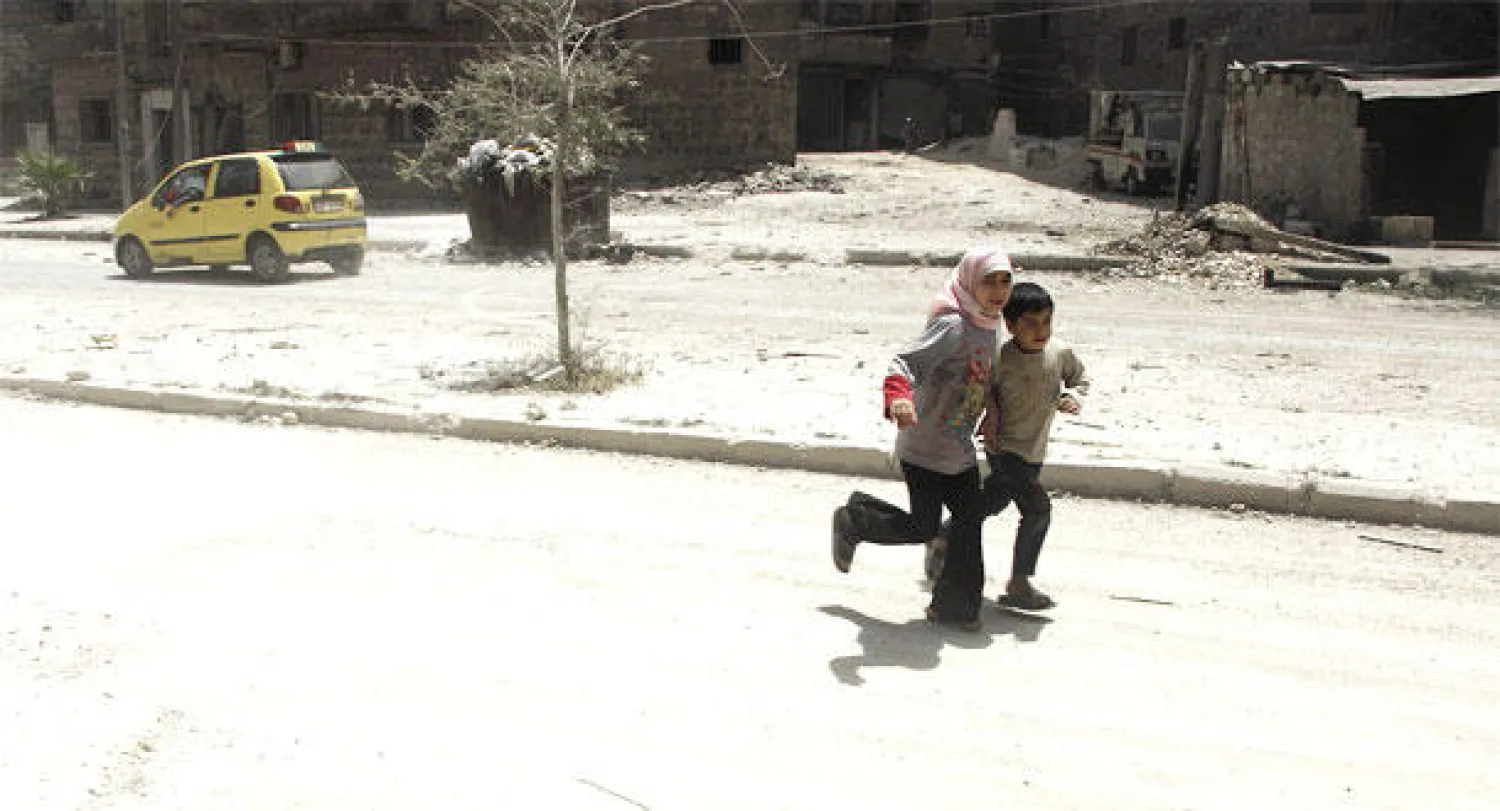 بدء خروج مقاتلي المعارضة من الأحياء المحاصرة بحمص