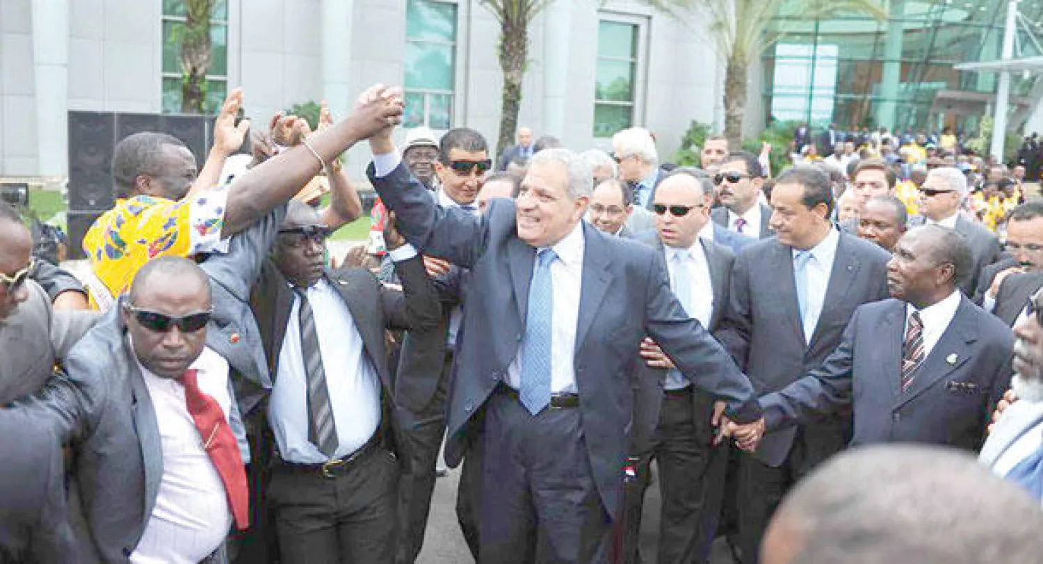 رئيس الوزراء المصري إبراهيم محلب لدى استقباله أمس في عاصمة غينيا الاستوائية (موقع الحكومة المصرية)