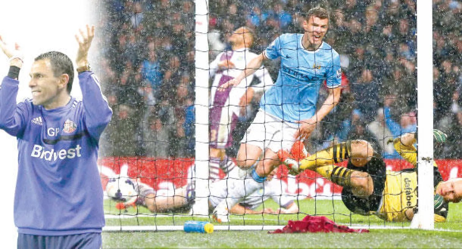 دزيكو مهاجم سيتي يحتفل بهدفيه في مرمى فيلا (رويترز)  -  بويت مدرب سندرلاند حقق المعجزة وأنقذ الفريق من الهبوط