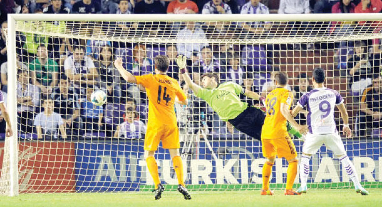 كاسياس حارس رـيال مدريد في محاولة فاشلة للتصدي لرأسية أوسوريو لاعب بلد الوليد (أ.ب)