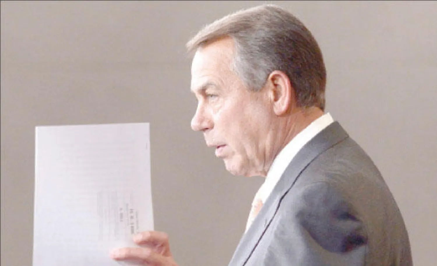 رئيس مجلس النواب (جمهوري من اوهايو) جون بوينر يرفع وثيقة خاصة بإنشاء خط انابيب في مؤتمر صحافي بواشنطن أمس (إ.ب.أ)