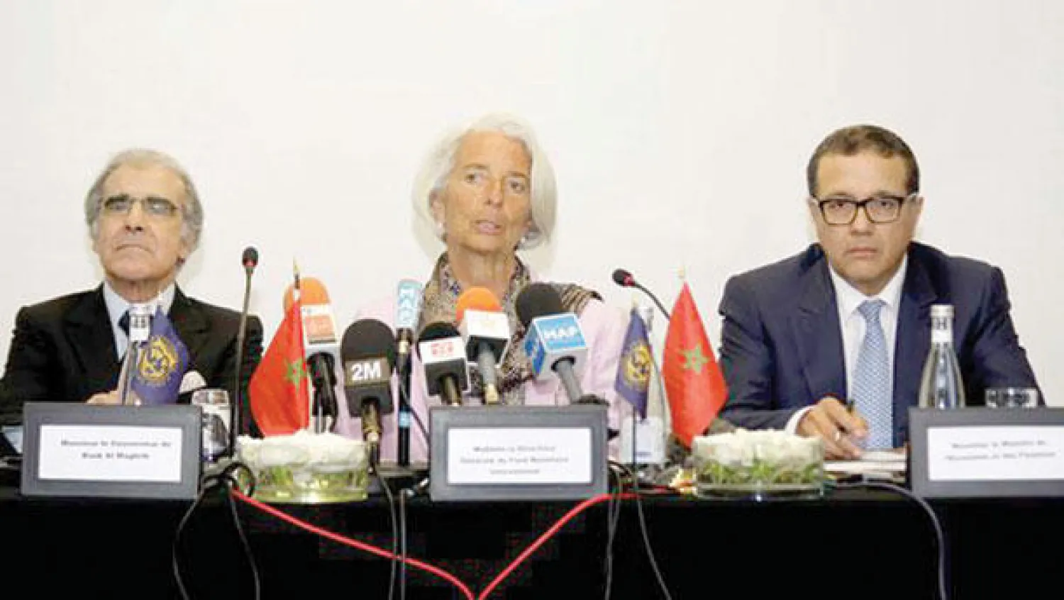 كريستين لاغارد مديرة صندوق النقد الدولي تتوسط محمد بوسعيد وزير الاقتصاد والمالية وعبد اللطيف الجواهري محافظ البنك المركزي خلال مؤتمر صحافي عقد مساء أول من أمس في الرباط (تصوير: مصطفى حبيس)