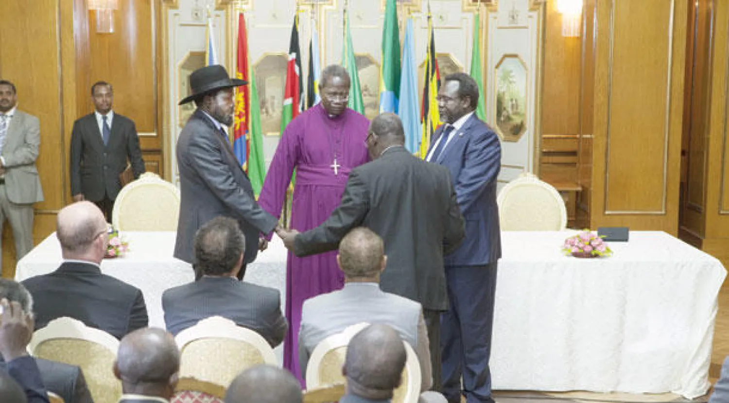رئيس جنوب السودان سلفا كير ميادريت وقائد التمرد رياك مشار في أديس أبابا قبيل التوقيع على اتفاق ينهي حالة التمرد والقتال التي تعيشها البلاد (أ.ف.ب)