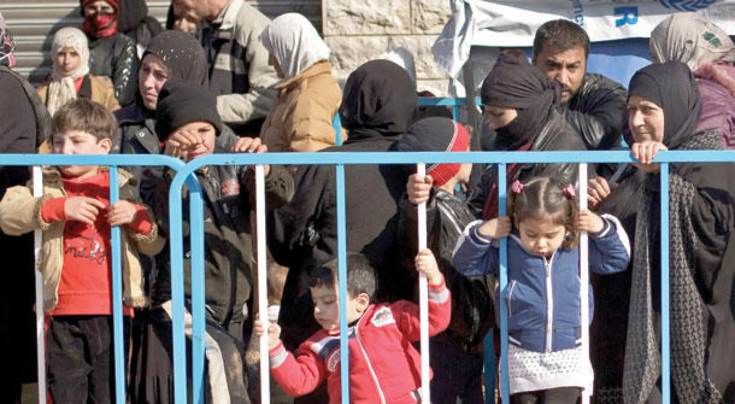 يشكل اللاجئون السوريون عبئا على لبنان (أ.ب)