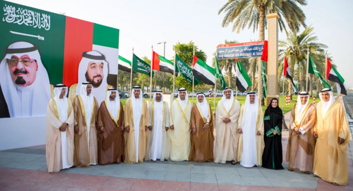 سمو الشيخ هزاع بن زايد وسعادة الدكتور محمد البشر سفير خادم الحرمين الشريفين وأعضاء المجلس التنفيذي لإمارة أبوظبي