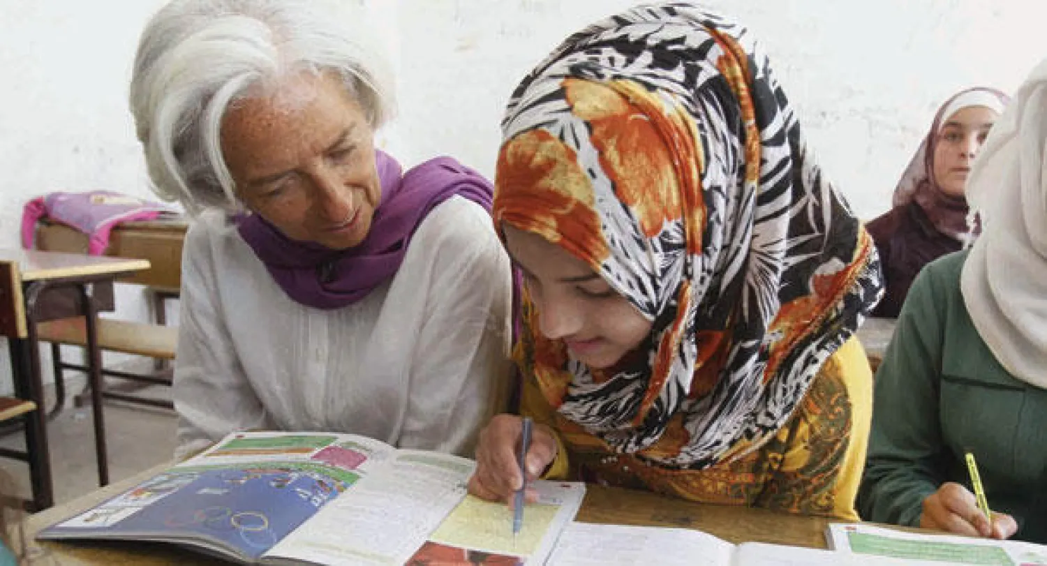 كريستين لاغارد رئيسة صندوق النقد الدولي داخل أحد الصفوف المدرسية في مخيم للاجئين السوريين في مدينة المفرق بالاردن أمس (أ.ب)