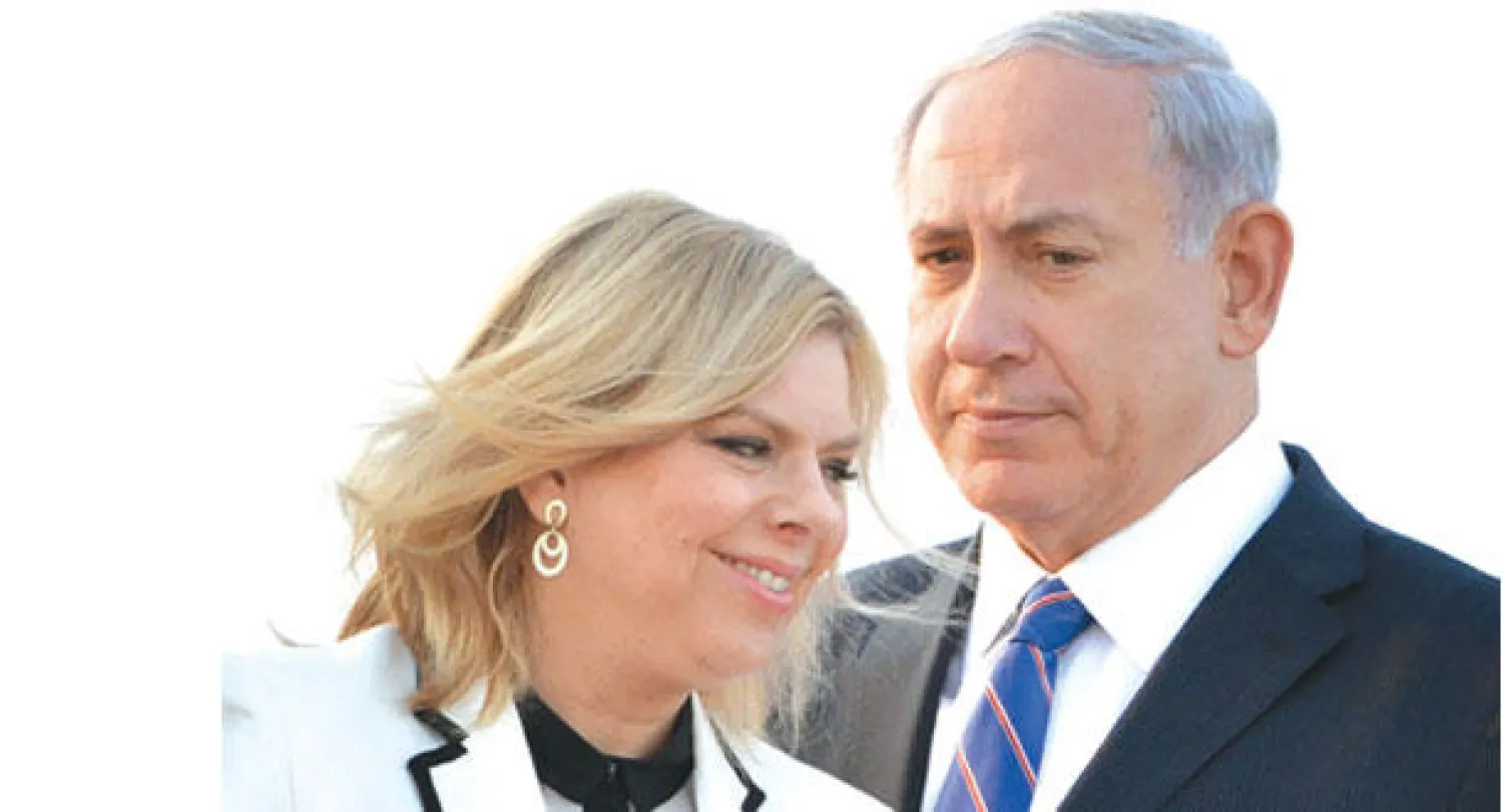 رئيس الوزراء الإسرائيلي بنيامين نتنياهو رفقة زوجته ساره لدى وصولهما إلى طوكيو أمس لإجراء مباحثات تتناول العلاقات الاقتصادية والملف النووي الإيراني (أ.ف.ب)