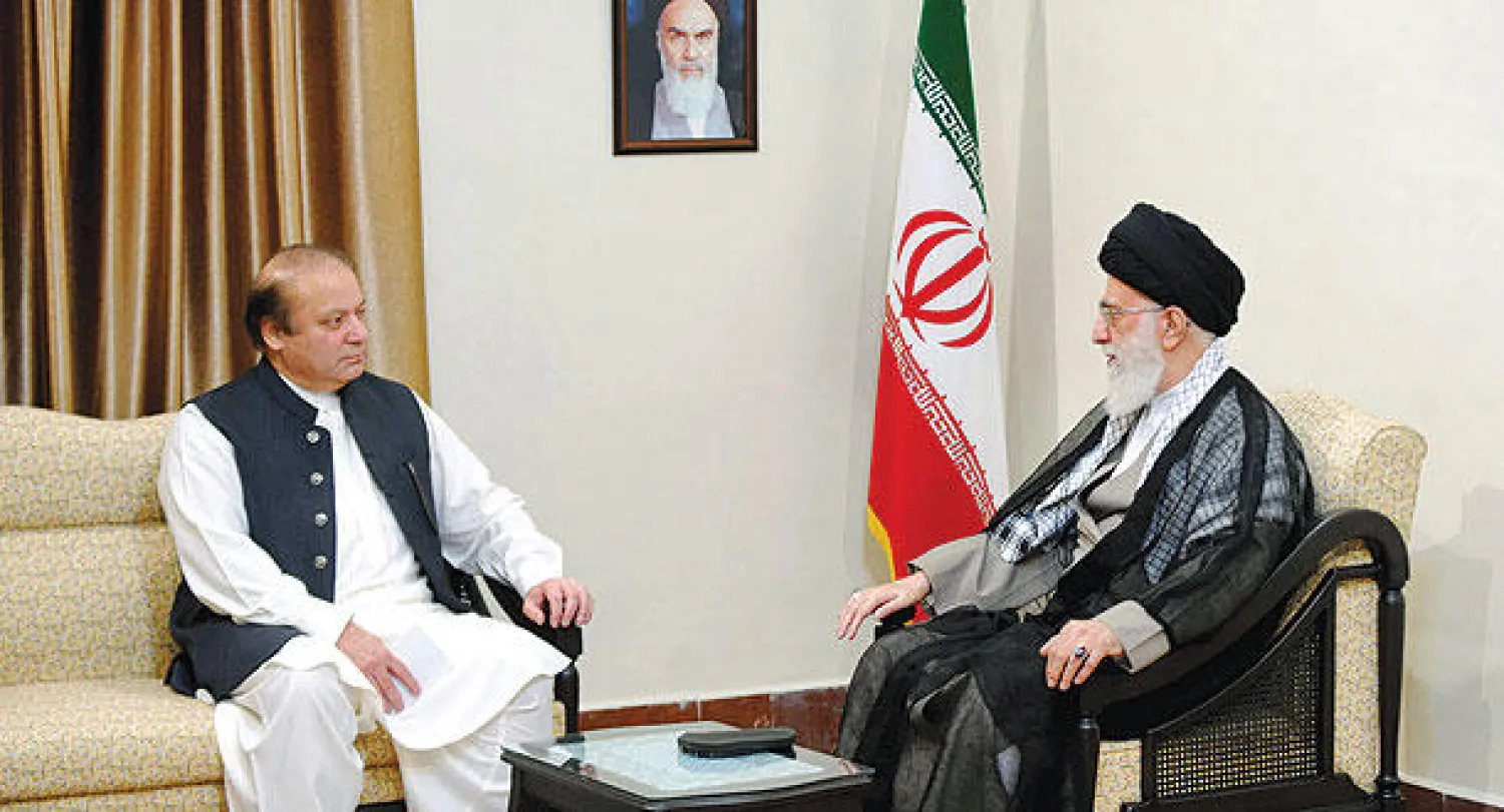 المرشد الإيراني آية الله علي خامنئي لدى استقباله رئيس الوزراء الباكستاني نواز شريف في طهران أمس (أ.ب)