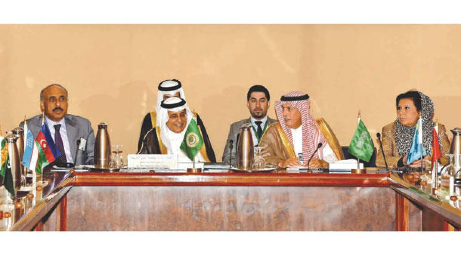 يوسف السعدون وكيل وزارة الخارجية السعودية للعلاقات الاقتصادية والثقافية والدكتور محمد التويجري مساعد أمين الجامعة العربية للشؤون الاقتصادية وعدد من المسؤولين الآسيويين في لقاء عقد بالرياض أمس («الشرق الأوسط»)