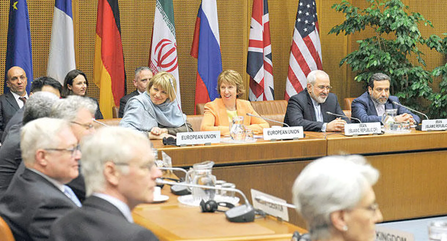 جانب من المفاوضات النووية بين ايران والقوى الدولية العظمى أمس في فيينا وتبدو آشتون منسقة العلاقات الخارجية في الاتحاد الاوروبي ووزير الخارجية الايراني محمد جواد ظريف  (إ.ب.أ)