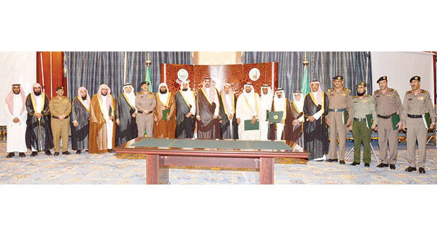 الأمير فيصل بن سلمان بن عبد العزيز أمير منطقة المدينة المنورة مع ممثلي الجهات الحكومية المشاركين في البرنامج («الشرق الأوسط»)