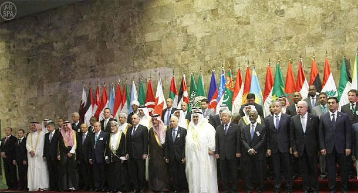 وزير الخارجية السعودية متوسطاً ضيوف مؤتمر الاقتصاد الآسيوي (واس)