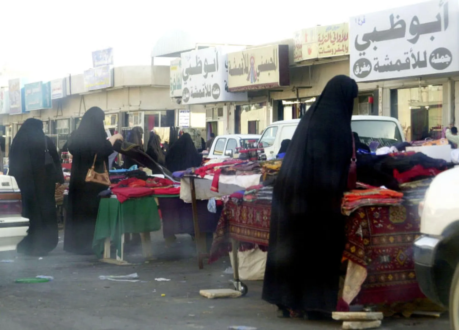 سعوديات يتبضعن من أحد الأسواق الشعبية بالسعودية (تصوير: خالد الخميس)