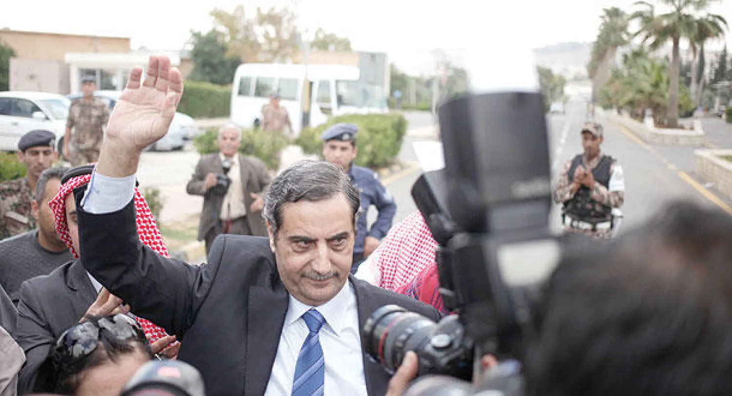 السفير الأردني فواز العطيان يلوح لمستقبليه لدى وصوله إلى مطار ماركا الحربي في عمان أمس (أ.ب)