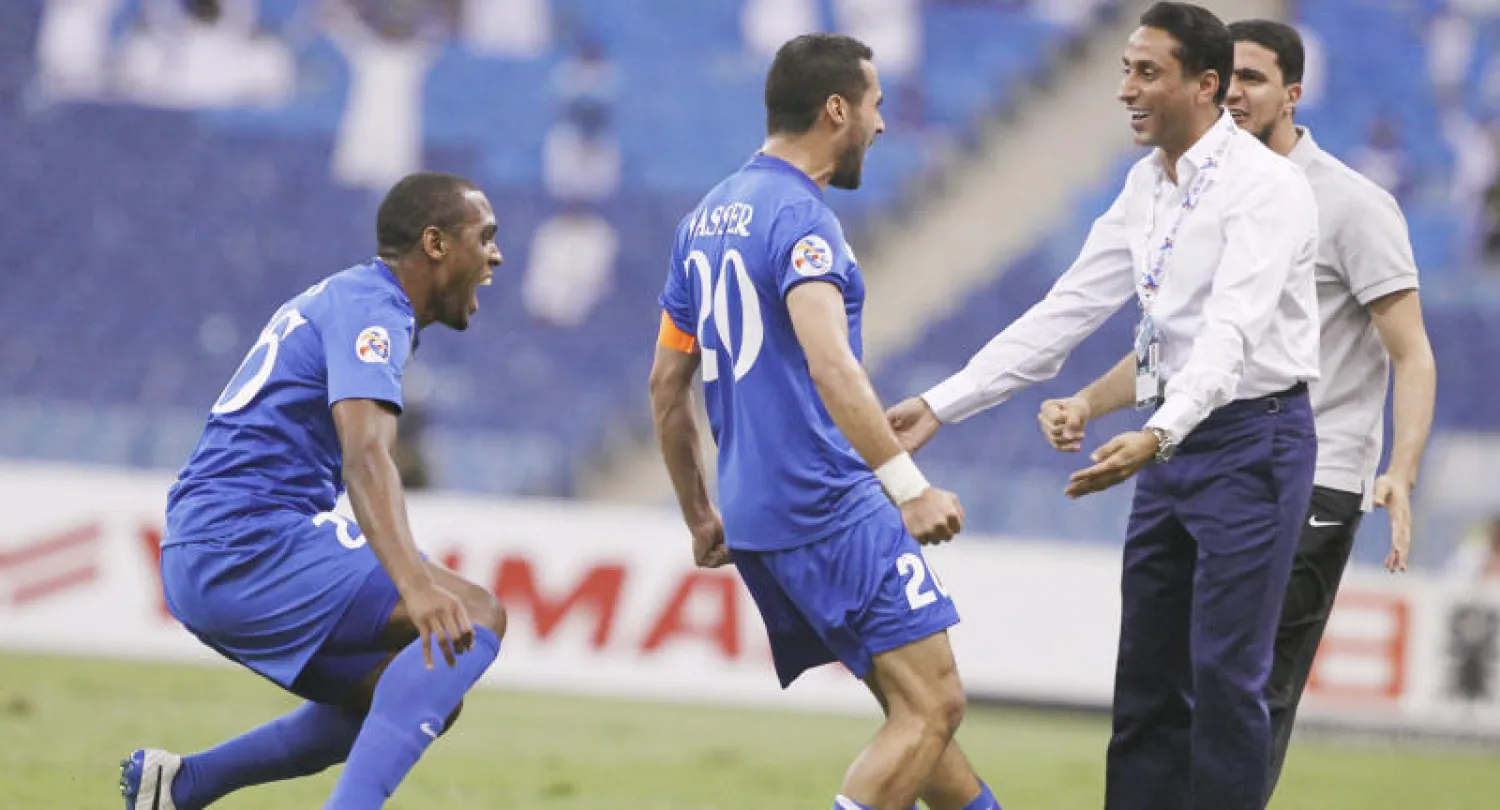 ياسر القحطاني مهاجم الهلال يحتفل بهدفه مع مدربه سامي الجابر (تصوير: سعد العنزي) 