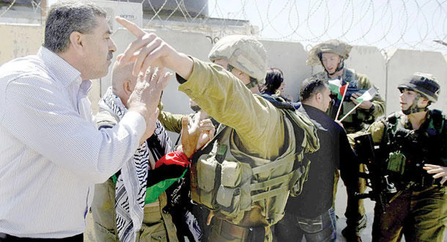 فلسطيني يتجادل مع جندي إسرائيلي خلال مظاهرات لإحياء الذكرى الـ 66 للنكبة في مدينة نابلس بالضفة الغربية أمس (أ.ب)