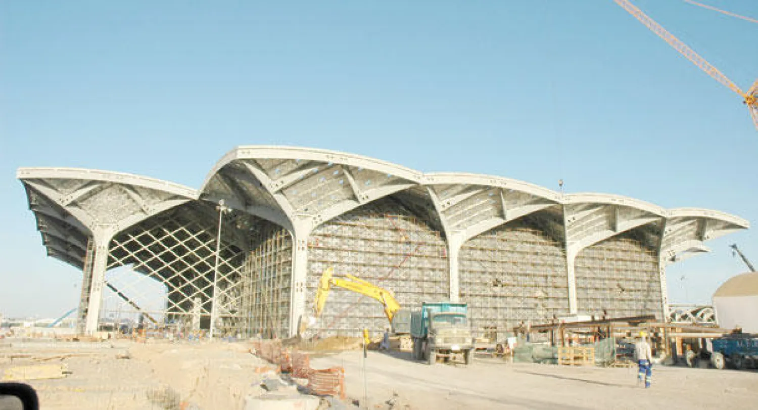 جانب من أعمال البناء في محطة رابغ («الشرق الأوسط»)