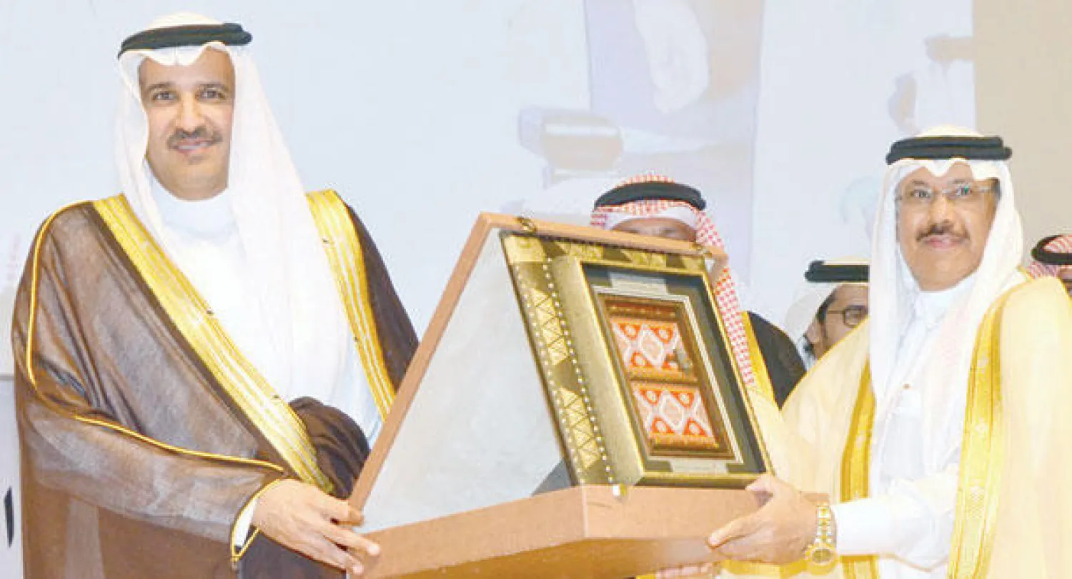 الأمير فيصل بن سلمان بعد حواره الشباب المشاركين في برنامج قافلة شباب الغد الذي انعقد في المدينة المنورة الليلة قبل الماضية (واس)