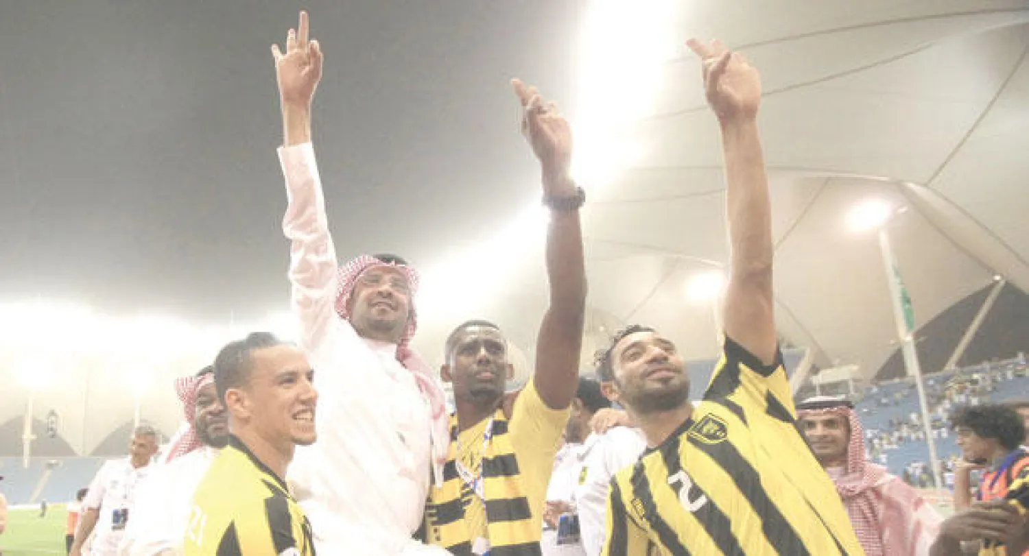 الرهيب والمنتشري وعبد الغني ورئيس النادي إبراهيم البلوي خلال احتفالاتهم  بالتأهل إلى ربع نهائي آسيا (تصوير: علي العريفي)