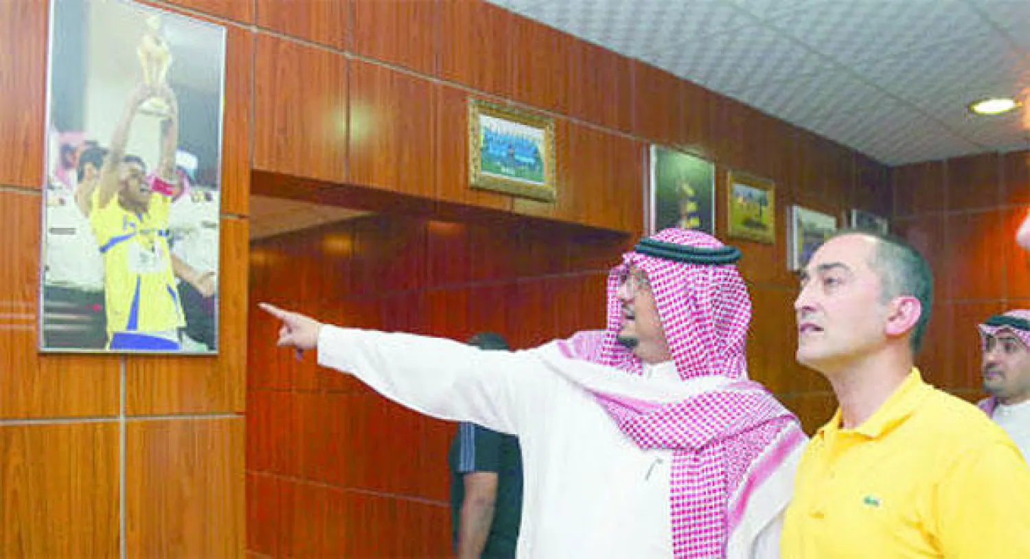 الأمير فيصل بن تركي رئيس النصر يطلع المدرب الإسباني كانيدا على بعض محتويات النادي (تصوير: عبدالعزيز النومان)