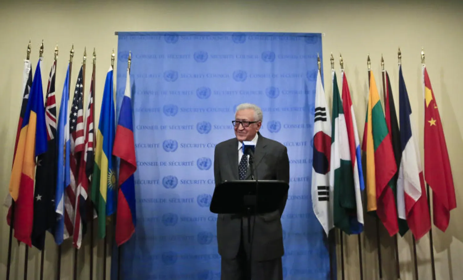 الإبراهيمي ينعى الجهود الدبلوماسية لحل النزاع السوري بالاستقالة