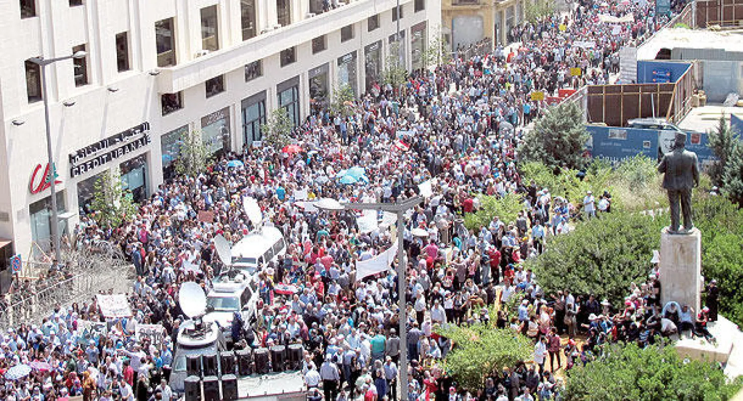 جانب من المظاهرات الحاشدة التي شهدتها بيروت أمس للمطالبة بتعديل سلم رواتب الموظفين (أ.ب)