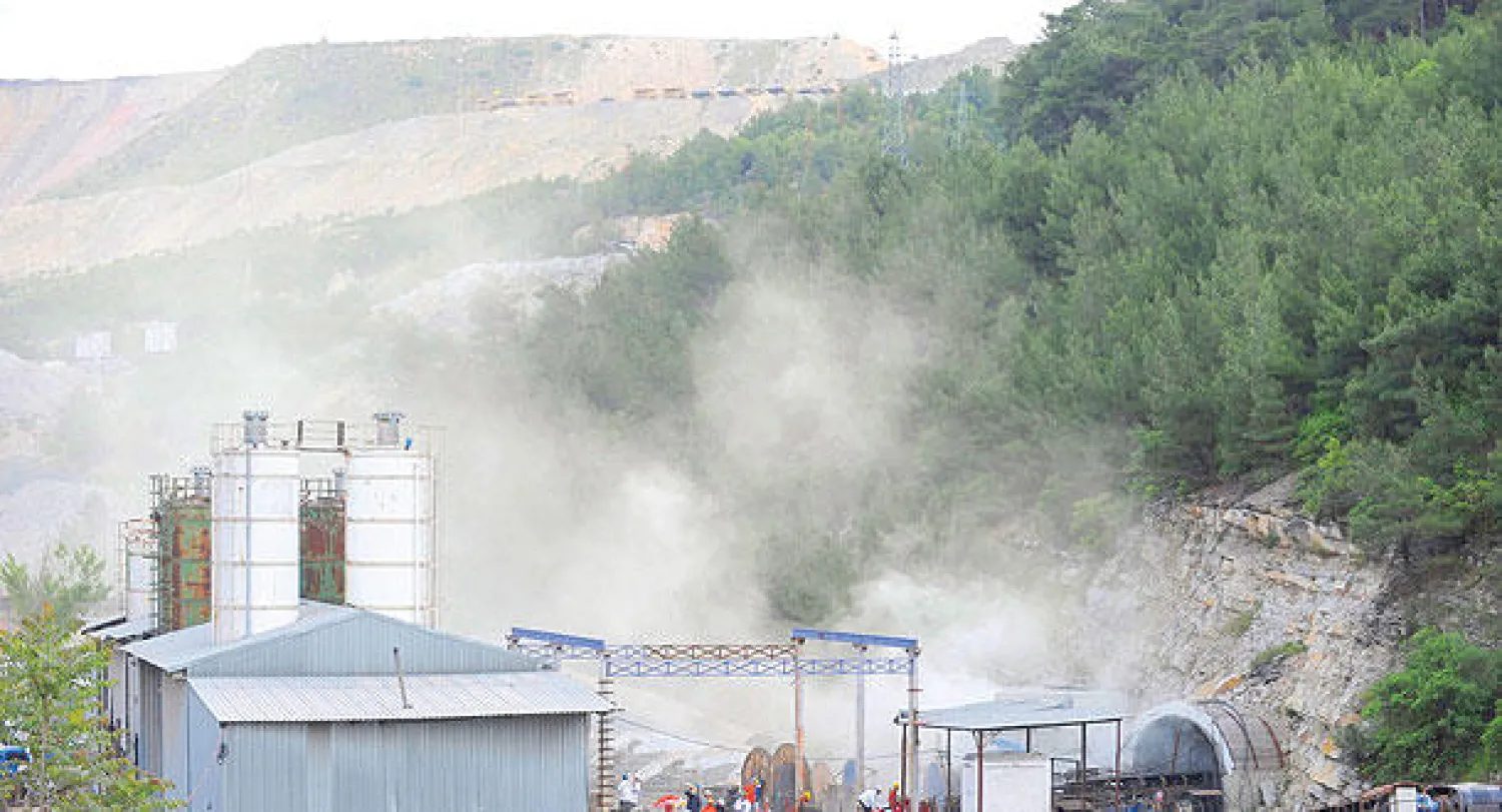 الدخان ينبعث من أحد مداخل منجم سوما غرب تركيا أمس (رويترز)