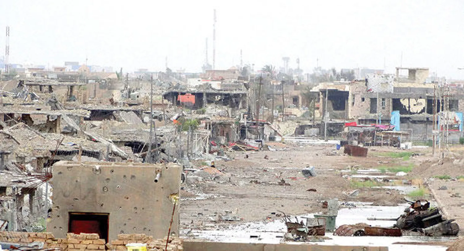 صورة التقطت أول من أمس للخراب الذي تسبب به قتال قوات الجيش العراقي مع عناصر {داعش} في مدينة الرمادي (رويترز)