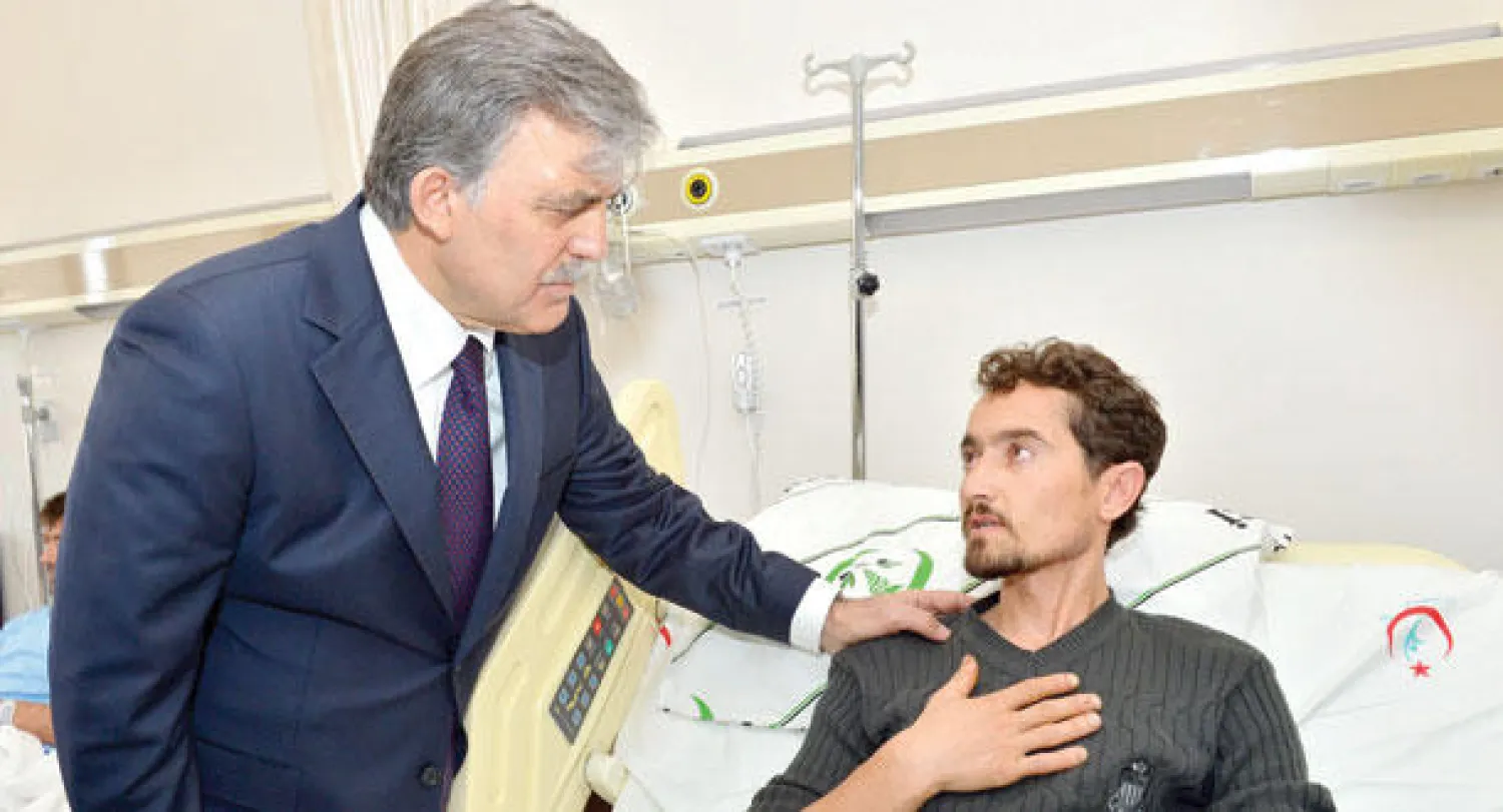 الرئيس التركي عبد الله غل يزور أحد مصابي كارثة منجم سوما الواقع على بعد مائة كلم شمال شرقي أزمير أمس (رويترز)