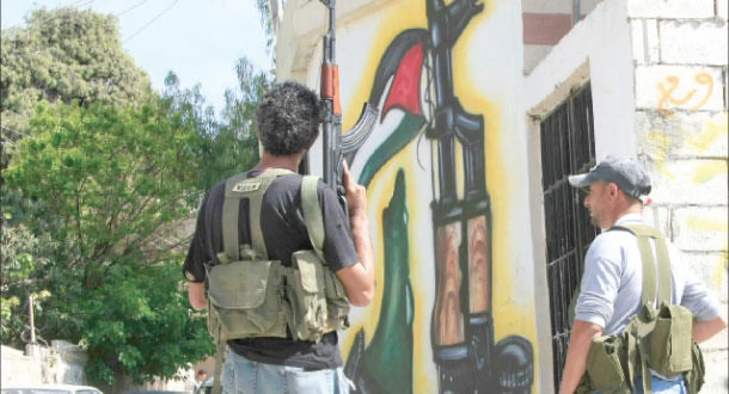 صورة أرشيفية تعود لشهر أبريل الماضي لمسلحين فلسطينيين في مخيم المية ومية الفلسطيني جنوب لبنان (أ.ب)