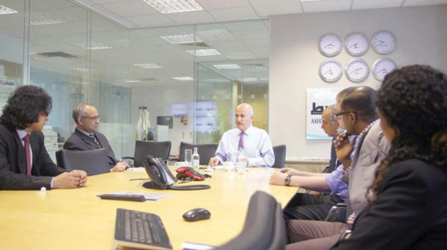 سليمان الحربش مدير «صندوق أوبك للتنمية» يقدم عرضا لنشاط الصندوق بحضور علي ابراهيم نائب رئيس التحرير والزملاء جمال الدين طالب وناصر الحقباني (يسار) وأليكس  إدوارد ومحمد البيشي وريم الجربوع مدير الإعلام في صندوق أوبك (تصوير: جيمس حنا)