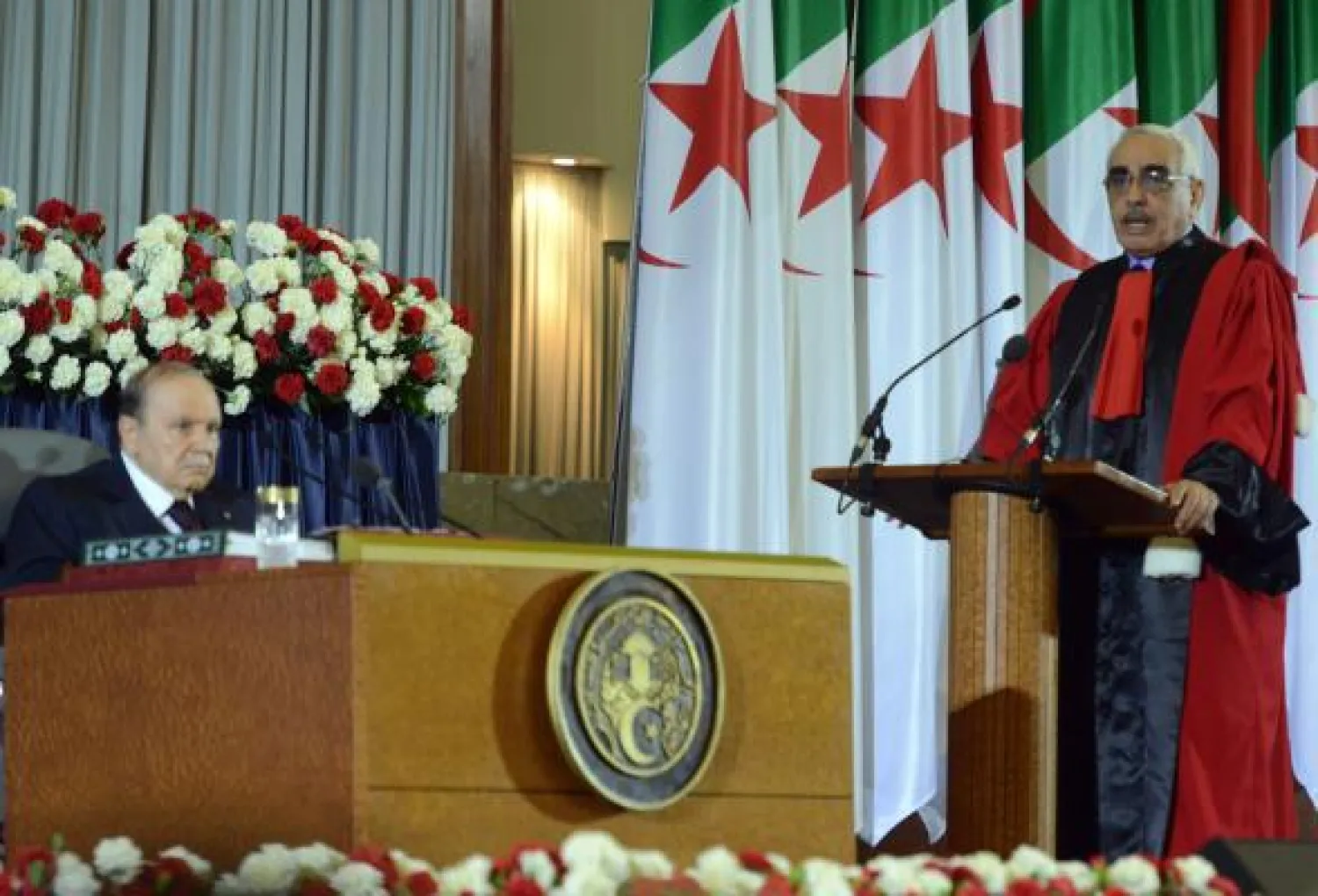 بوتفليقة يقترح فترتين لرئاسة الجزائر وزيادة صلاحيات رئيس الوزراء