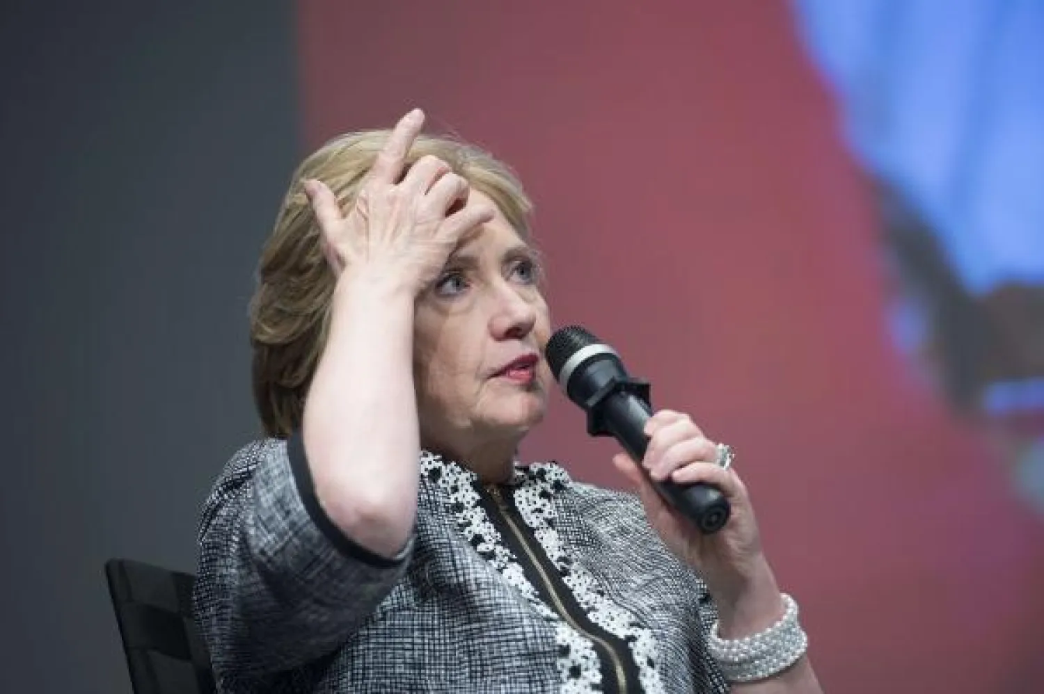 هيلاري كلينتون تدافع عن نفسها في حقبة ترؤسها منصب وزير الخارجية