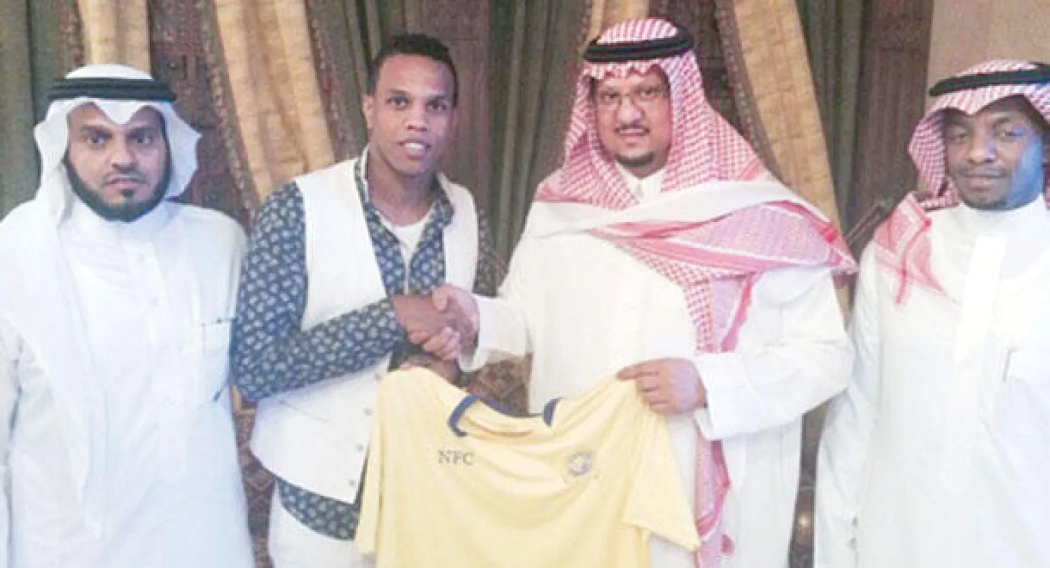 الأمير فيصل بن تركي واللاعب علي الخيبري عقب التوقيع أمس