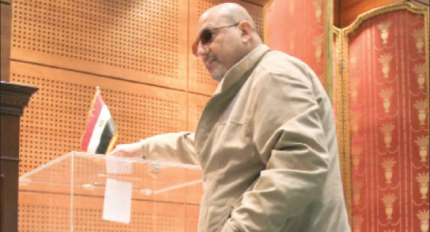 مصري يدلي بصوته في السفارة المصرية بلندن أمس (تصوير: جيمس حنا)