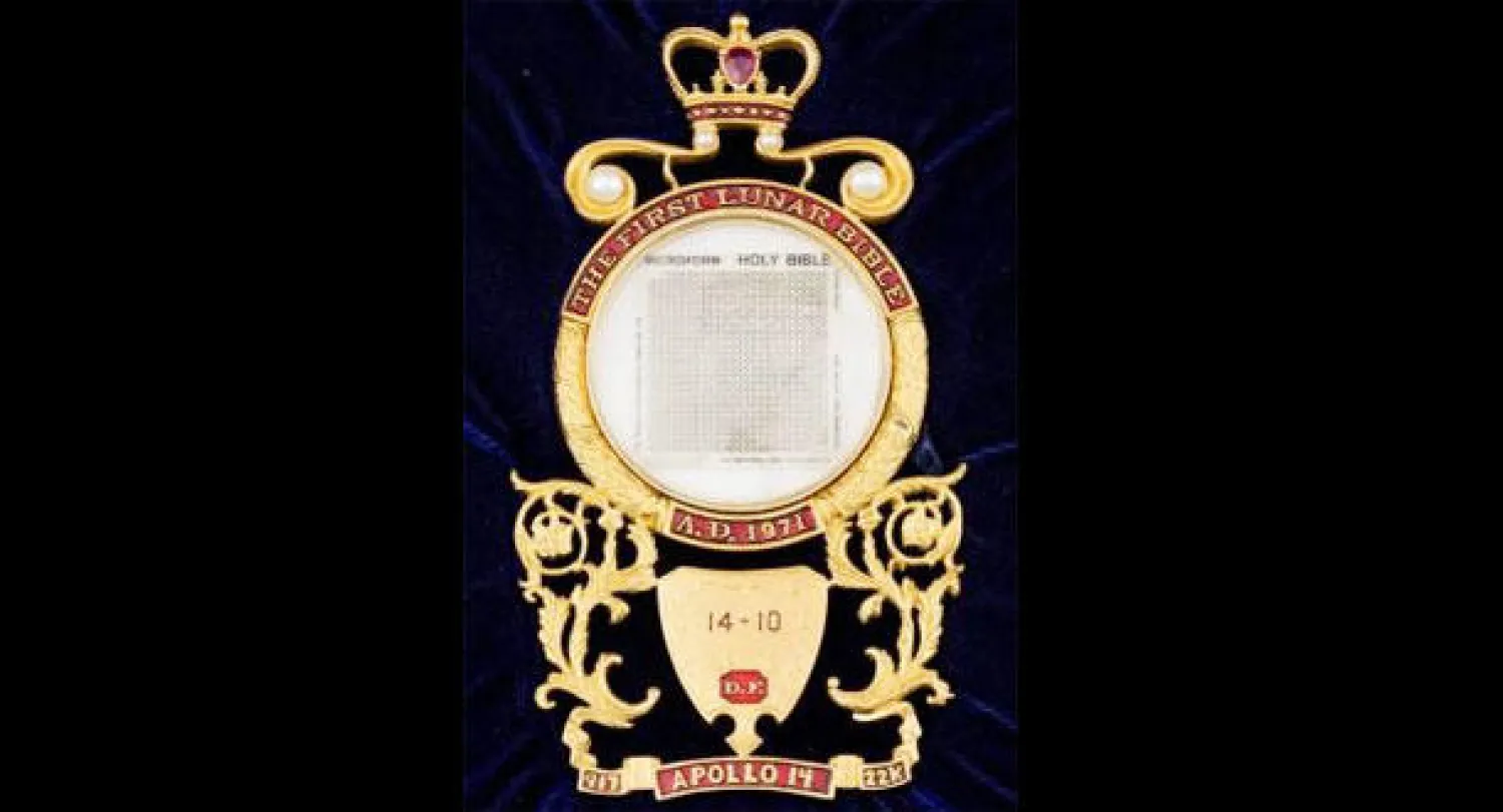 إنجيل هبط على سطح القمر مرتين بيع بمزاد علني في دالاس