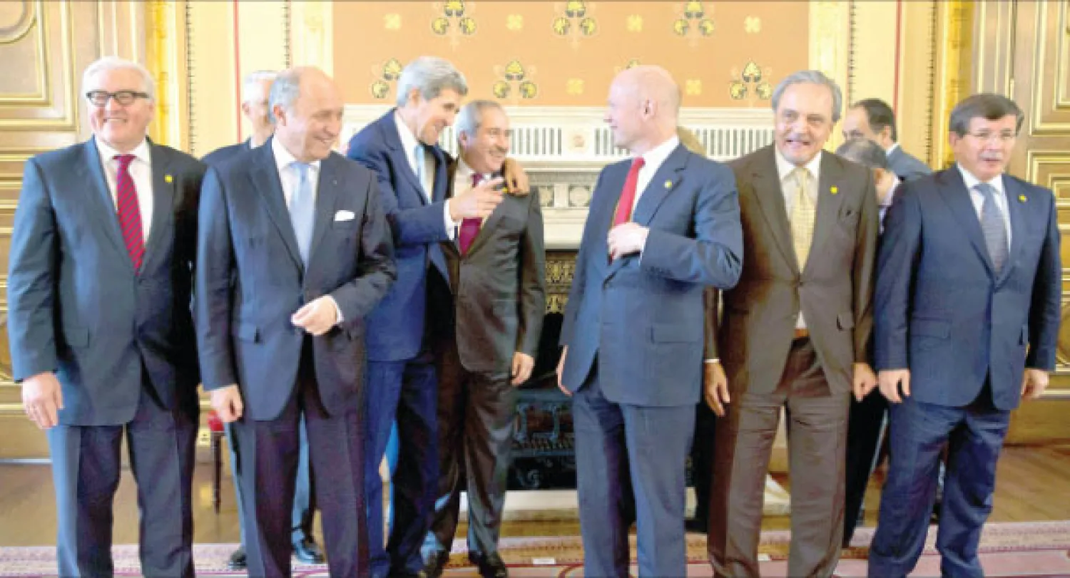 وزراء خارجية دول مجموعة الـ«11» يستعدون لالتقاط صورة جماعية لهم في لندن أمس (أ.ف.ب)