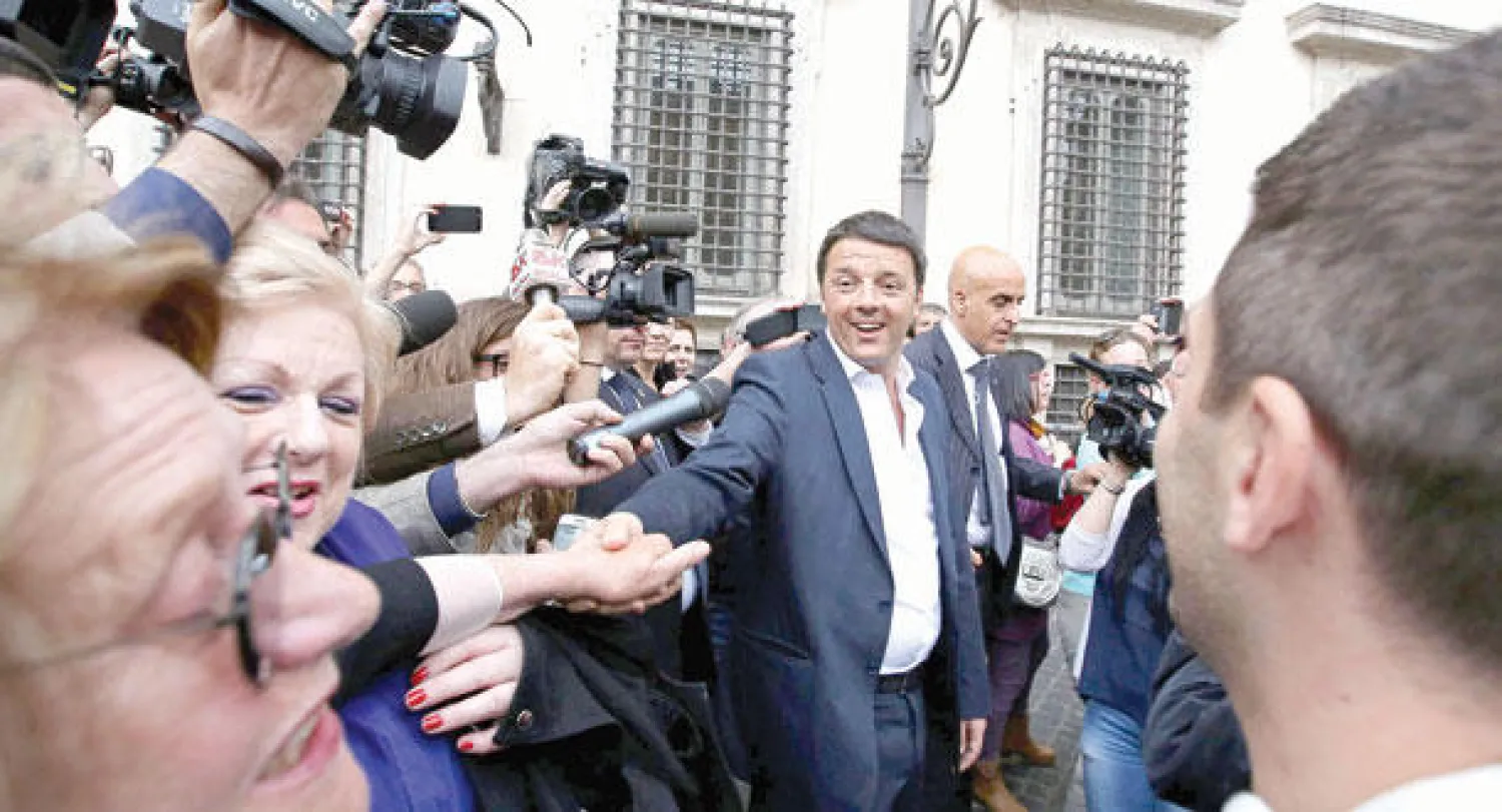 رئيس الوزراء الإيطالي ماتيو رينزي بعد الانتهاء من اجتماع مع الحكومة أعطى خلاله الضوء الأخضر لخصخصة البريد الإيطالي (إ.ب. أ)